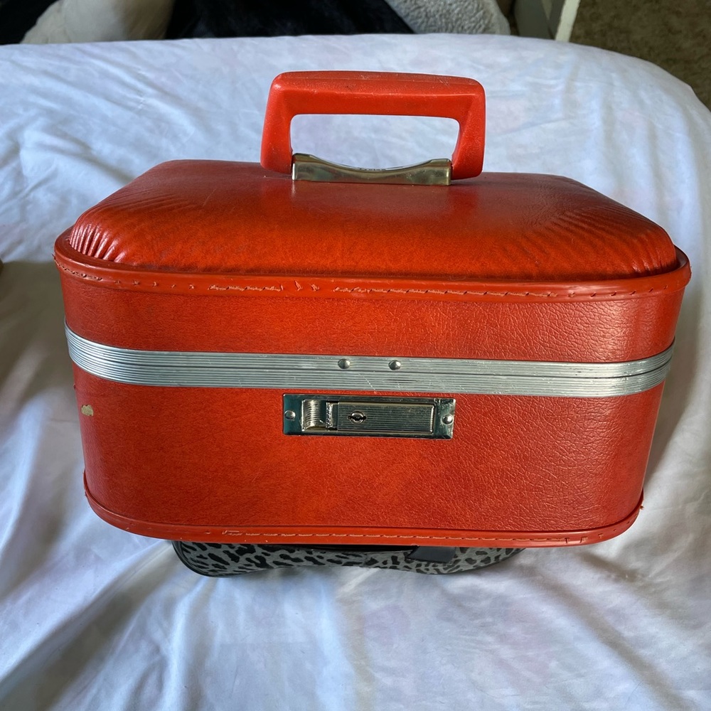 Vintage travel makeup case orange.